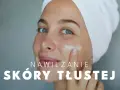 Kobieta z ręcznikiem na głowie aplikuje krem na twarz, by nawilżyć skórę z nadmiarem sebum.