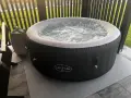 Nadmuchiwane jacuzzi Lay-Z-Spa Miami z bąbelkami, ustawione na tarasie.