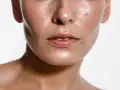 Błyszcząca skóra z widocznym **sebum na twarzy**, podkreślająca naturalne piękno i teksturę cery.
