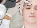 Precyzyjne rysowanie brwi przed zabiegiem microblading. Sprawdź, jaka jest microblading brwi cena i umów się na konsultację.