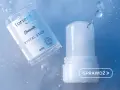 Dezodorant Lorient Crystal Stick, naturalny ałun co to? Przezroczysty sztyft w opakowaniu, otoczony kroplami wody.