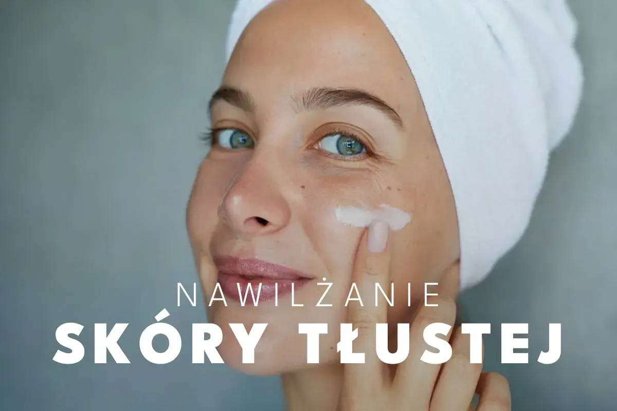 Kobieta z ręcznikiem na głowie aplikuje krem na twarz, by nawilżyć skórę z nadmiarem sebum.