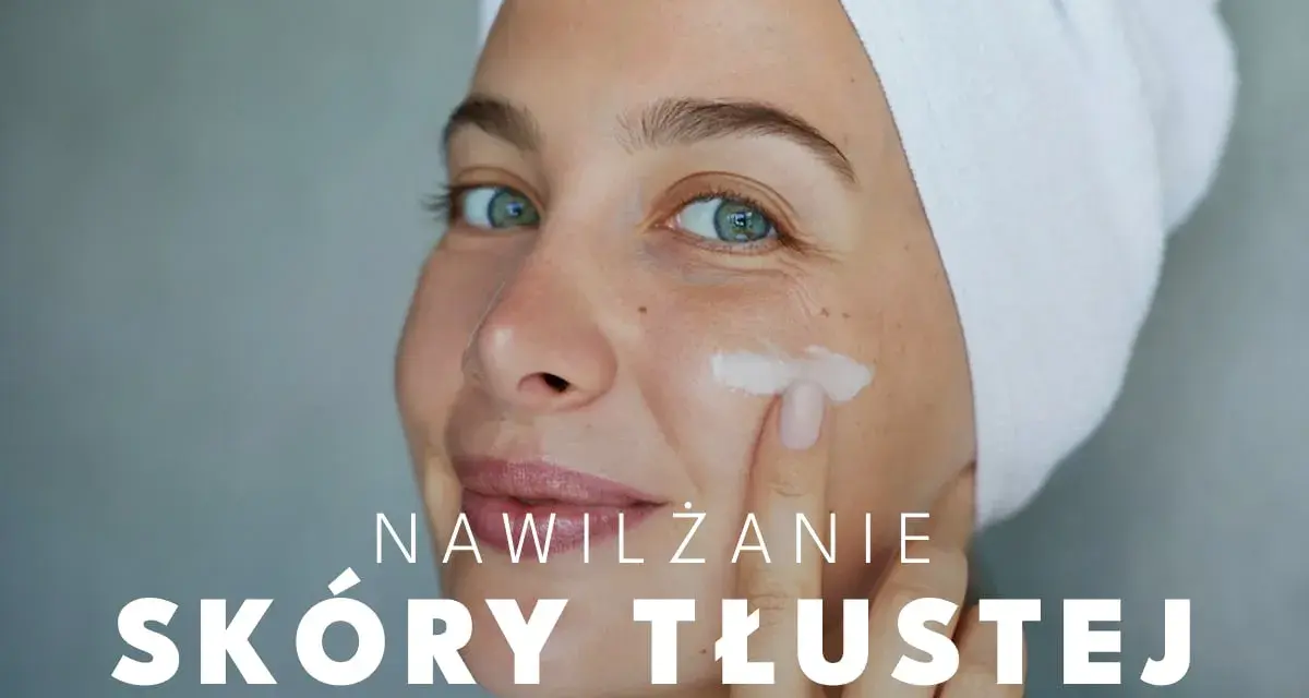 Kobieta z ręcznikiem na głowie aplikuje krem na twarz, by nawilżyć skórę z nadmiarem sebum.