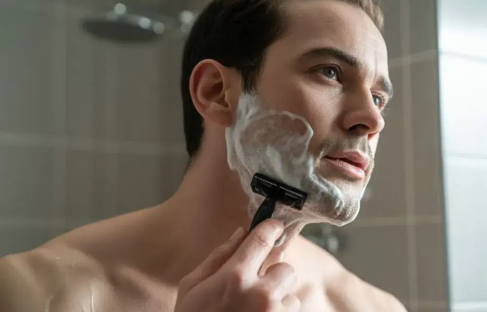 Golenie na sucho czy mokro? Wybierz idealną metodę dla Twojej skóry.
