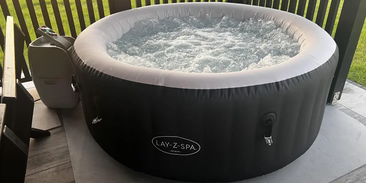 Nadmuchiwane jacuzzi Lay-Z-Spa Miami z bąbelkami, ustawione na tarasie.