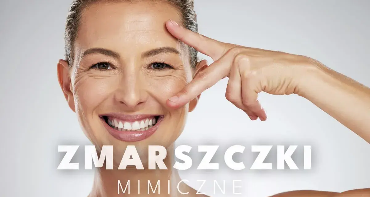 Uśmiechnięta kobieta z widocznymi zmarszczkami mimicznymi na czole i wokół oczu. Dłoń dotyka jej twarzy.