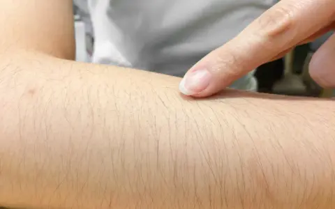 Golenie rąk: Fakty, mity i bezpieczne metody. Warto?