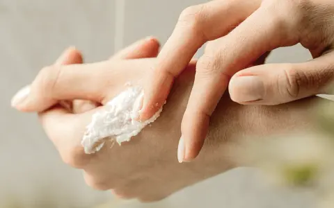 Delikatny peeling do dłoni i zadbane, zdrowe paznokcie. Skóra dłoni jest nawilżona i gładka.