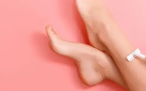 Koniec z podrażnieniami po goleniu nóg! Jak mieć gładką skórę?