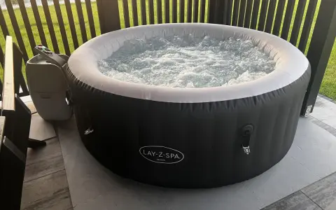 Nadmuchiwane jacuzzi Lay-Z-Spa Miami z bąbelkami, ustawione na tarasie.