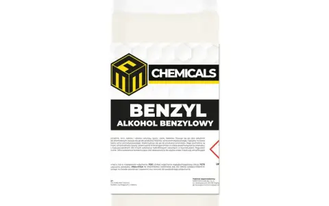 Butelka z białym płynem i etykietą z napisem "BENZYL ALKOHOL BENZYLOWY". Produkt stosowany w produkcji aromatów i jako konserwant.