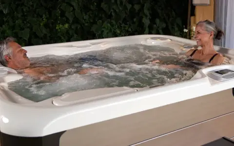 Jacuzzi i wanna spa: Jak wybrać idealne domowe SPA? Koszty i porady