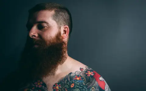 Kto goli brodę? Psychologia i praktyka męskiej zmiany