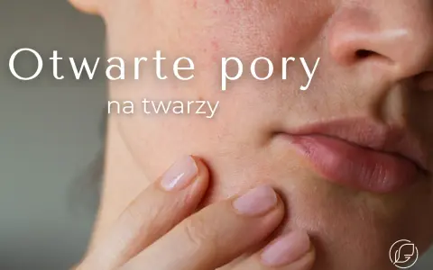 Zbliżenie na skórę twarzy z widocznymi, otwartymi porami. Dłoń delikatnie dotyka policzka, podkreślając tekst "Otwarte pory na twarzy".