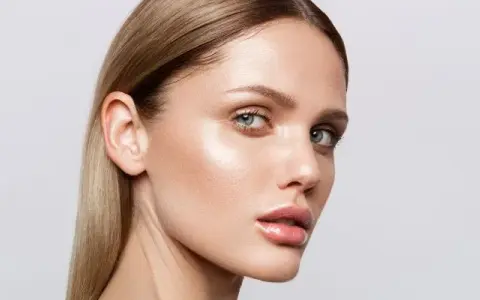 Idealny rozświetlacz do jasnej cery: Poradnik + TOP produkty