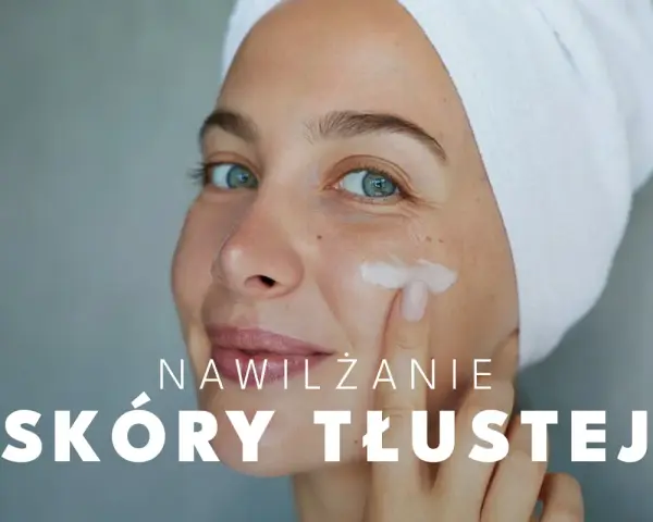 Kobieta z ręcznikiem na głowie aplikuje krem na twarz, by nawilżyć skórę z nadmiarem sebum.