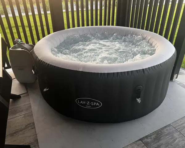 Nadmuchiwane jacuzzi Lay-Z-Spa Miami z bąbelkami, ustawione na tarasie.