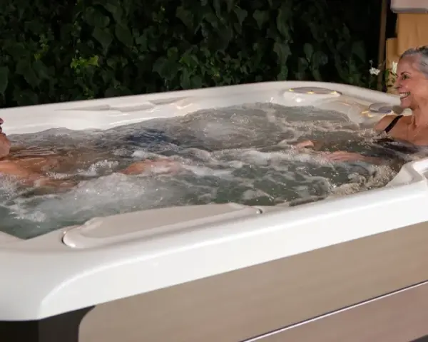 Jacuzzi i wanna spa: Jak wybrać idealne domowe SPA? Koszty i porady