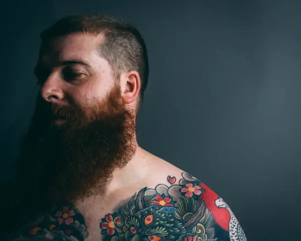 Kto goli brodę? Psychologia i praktyka męskiej zmiany