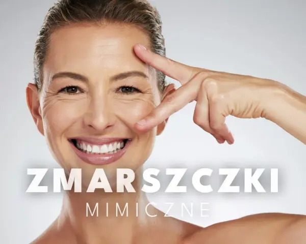 Uśmiechnięta kobieta z widocznymi zmarszczkami mimicznymi na czole i wokół oczu. Dłoń dotyka jej twarzy.