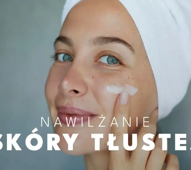 Kobieta z ręcznikiem na głowie aplikuje krem na twarz, by nawilżyć skórę z nadmiarem sebum.