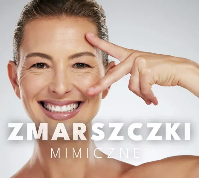 Uśmiechnięta kobieta z widocznymi zmarszczkami mimicznymi na czole i wokół oczu. Dłoń dotyka jej twarzy.