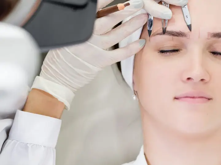 Precyzyjne rysowanie brwi przed zabiegiem microblading. Sprawdź, jaka jest microblading brwi cena i umów się na konsultację.
