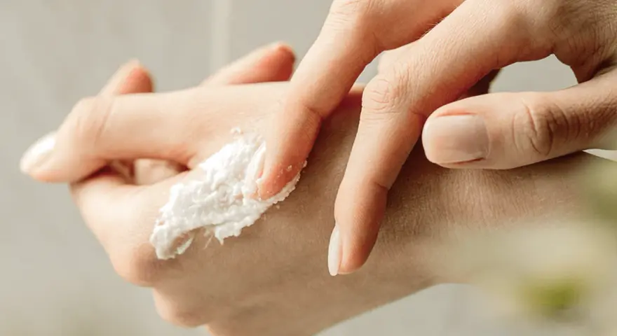 Delikatny peeling do dłoni i zadbane, zdrowe paznokcie. Skóra dłoni jest nawilżona i gładka.