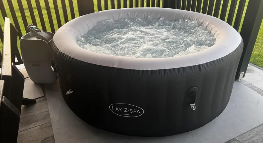 Nadmuchiwane jacuzzi Lay-Z-Spa Miami z bąbelkami, ustawione na tarasie.