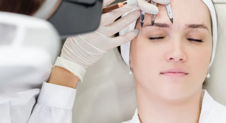 Precyzyjne rysowanie brwi przed zabiegiem microblading. Sprawdź, jaka jest microblading brwi cena i umów się na konsultację.
