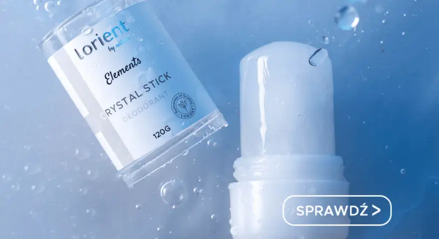 Dezodorant Lorient Crystal Stick, naturalny ałun co to? Przezroczysty sztyft w opakowaniu, otoczony kroplami wody.