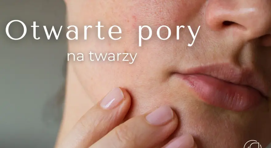 Zbliżenie na skórę twarzy z widocznymi, otwartymi porami. Dłoń delikatnie dotyka policzka, podkreślając tekst "Otwarte pory na twarzy".