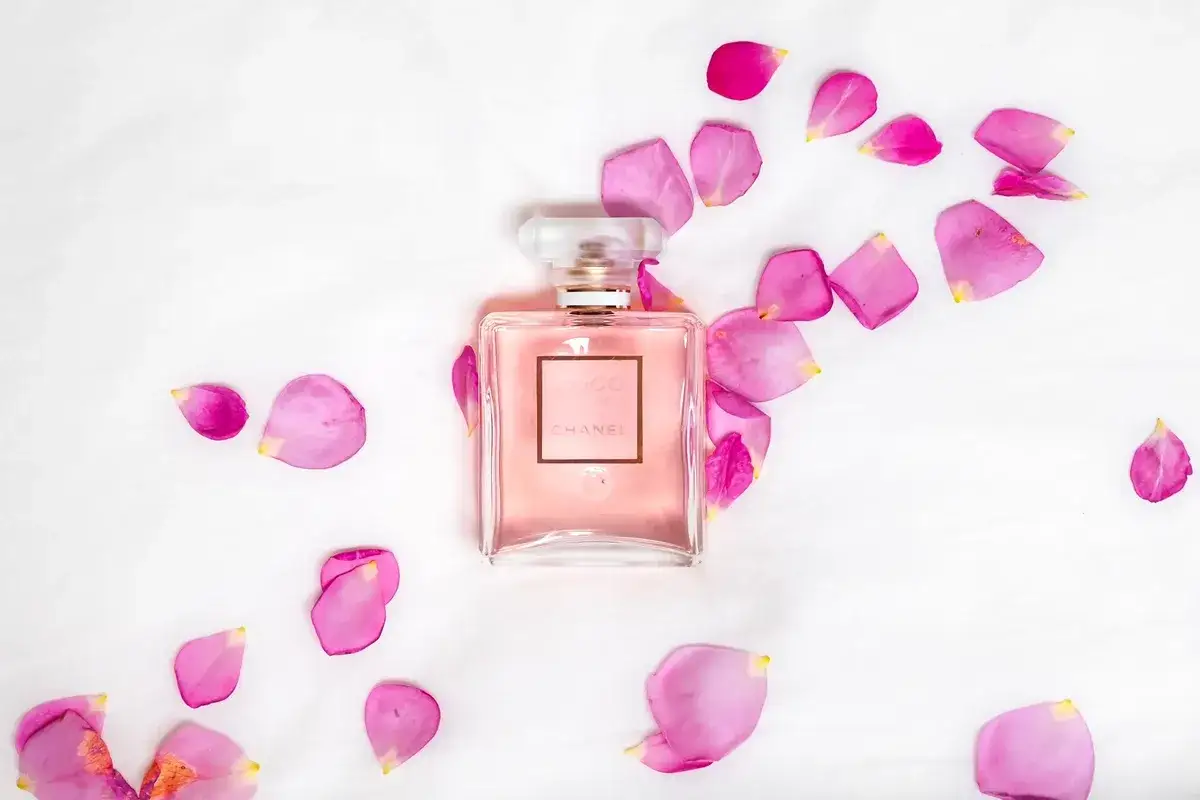 porównanie zakupów perfum online i w drogerii