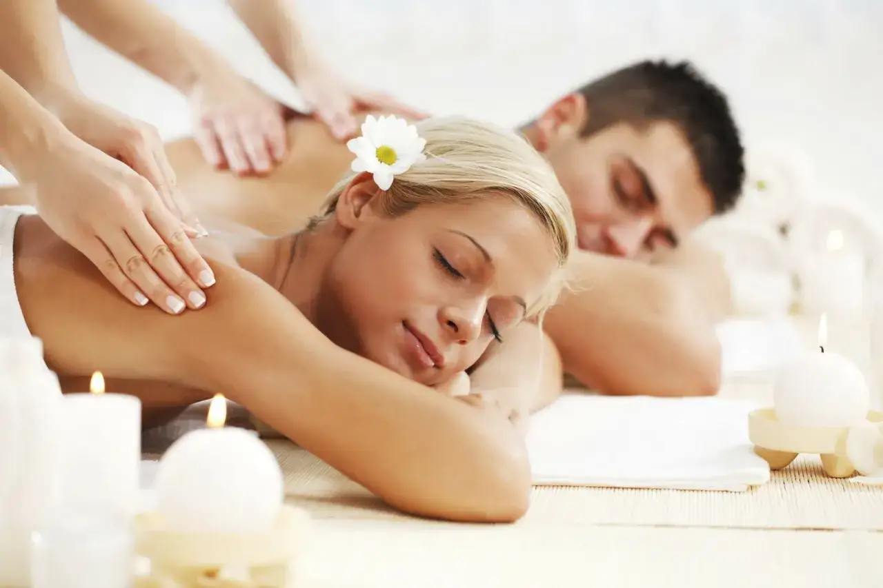 Para na masażu relaksacyjnym w spa