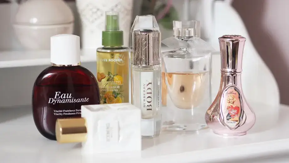 różne butelki wód toaletowych i perfumowanych
