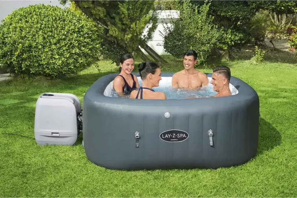 Bestway Lay-Z-Spa Hawaii w ogrodzie