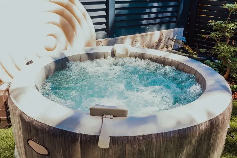 różne rodzaje jacuzzi ogrodowych dmuchane i całoroczne