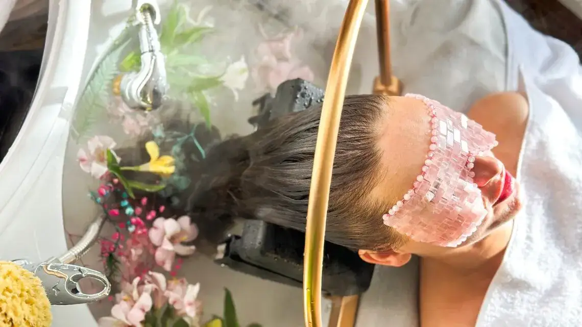 kobieta relaksująca się podczas zabiegu head spa