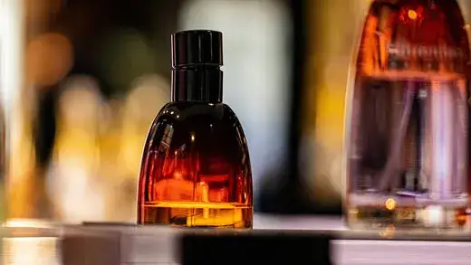 flakony perfum EDT i EDP obok siebie z cenami