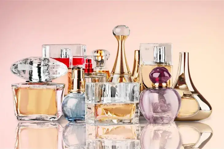 różne rodzaje wód zapachowych, flakony perfum