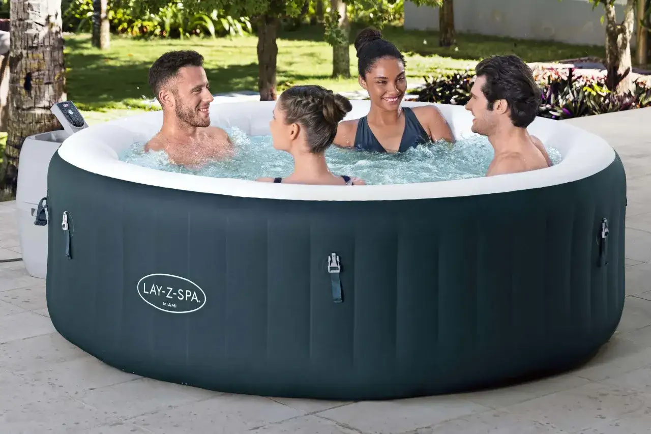Cztery osoby cieszą się relaksem w dmuchanej wannie Lay-Z-Spa Miami. Idealny, leniwy dzień w spa.