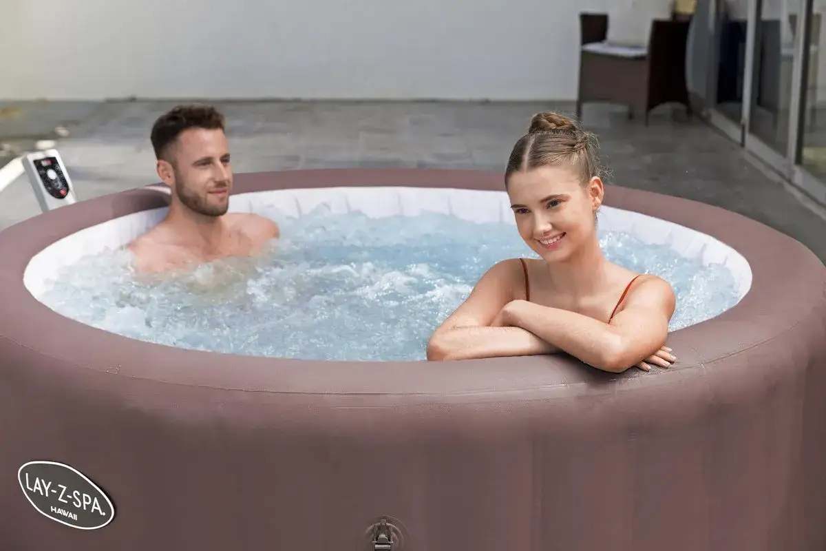 różne modele jacuzzi Lay-Z-Spa w ogrodzie