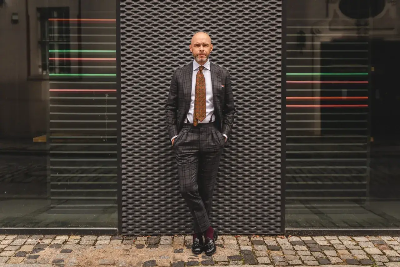 mężczyzna w garniturze bez brody