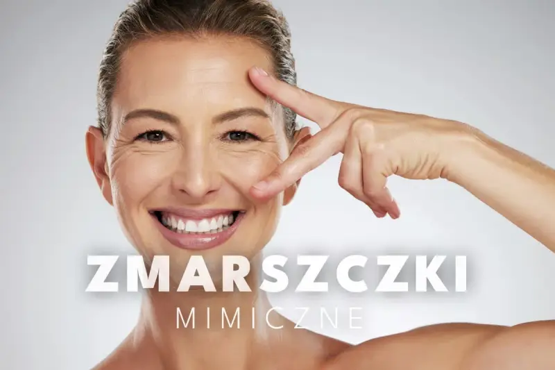 Uśmiechnięta kobieta z widocznymi zmarszczkami mimicznymi na czole i wokół oczu. Dłoń dotyka jej twarzy.